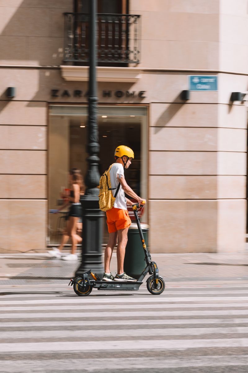 Patinete eléctrico circulando por una vía urbana en la ciudad