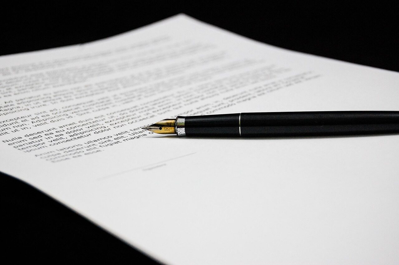 Firma de hipoteca representando la obligatoriedad del seguro de hogar en España en ese caso