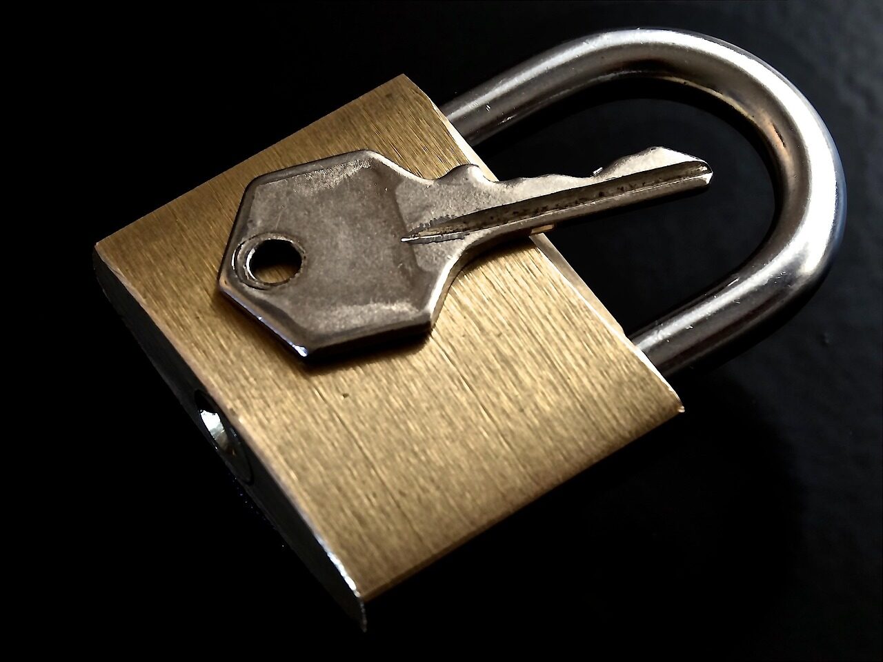Candado que representa seguridad. derechos del tomador